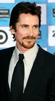 Christian Bale dans un costume noir ?? une premi??re de film.