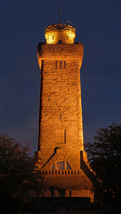 Bismarck_tower_Glauchau_-_night_view_(aka).jpg