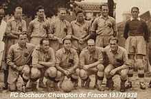 Photo d'équipe du FC Sochaux sur deux rangs, un des joueurs accroupis derrière un ballon.