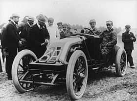 Photographie du pilote J. Edmond au volant de sa Renault peu avant le départ.