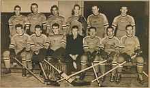 Photo de l'équipe américaine de hockey sur glace, assise sur des bancs