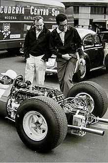 John Surtees et l'ingénieur Mauro Forghiri marchant dans les stands.