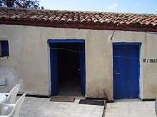 Photo d'une maison aux murs blancs prise de face