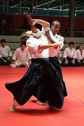 Technique de projection naname kokyu nage, réalisée par Donovan Waite (droite).