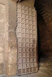 Porte ornée de motifs de fers à cheval à la citadelle d'Alep en Syrie.