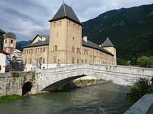 Pont-Vieux de Moûtiers traversant l'Isère