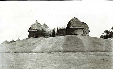 photo d'une hutte africaine sur une colline