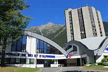 Entrée du bâtiment universitaire de l'École Nationale de Ski et d'Alpinisme (ENSA) de Chamonix-Mont-Blanc.