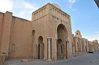 Photographie du porche de Bab Lalla Rihana, l’entrée la plus remarquable et la plus imposante de la mosquée, datant de la fin du XIIIe siècle.