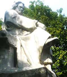 Statue en pierre d'un homme assis