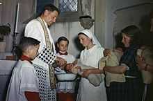 Le 27 juillet 1944, cérémonie de baptême de plusieurs bébés nés à la maternité de la maison maternelle départementale du Calvados, au château de Bénouville.