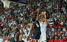 Derrick Rose, de dos, tentant un contre sur un tir de Hidayet Türkoğlu lors de la finale du mondial 2010