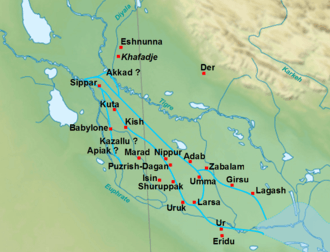 Carte de la basse Mésopotamie à l'époque d'Akkad, indiquant l'ancien tracé approximatif des fleuves et de la côte du golfe Persique ainsi que la localisation des villes principales. La localisation d'Akkad elle-même, incertaine, y est supposée au Nord de Kish, à peu près à l'emplacement de l'actuelle ville de Bagdad.