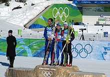 podium de la mass start des jeux de Vancouver. Les trois biathlètes sont ensemble sur la plus haute marche du podium.