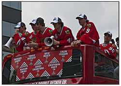 Photo de 6 joueurs des Blackhawks, dont deux tiennent un mégaphone.