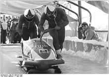 Photo de Wolfgang Hoppe et Bogdan Musiol, qui poussent leur bob au départ d'une course