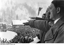 Adolf Hitler effectuant un salut nazi dans un stade