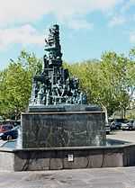 Fontaine ornée d'une statue en bronze