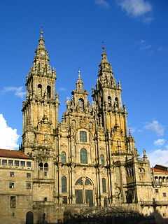 Une vue sur la façade de la cathédrale