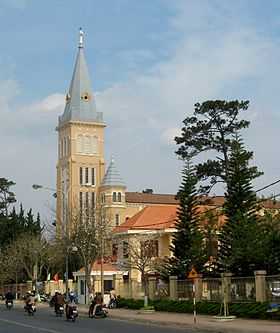 Vue de la cathédrale de Đà Lạt (juillet 2010)