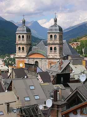 Vue de l'ancienne collégiale Notre-Dame-et-Saint-Nicolas.