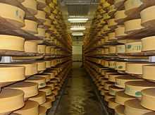 Fromages dans la cave de coopérative laitière de Beaufort