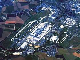 Vue aérienne de l'aéroport en juillet 2010 :• au premier plan, Le Mesnil-Amelot ;• à droite, 1re aérogare (circulaire) ;• au centre, 2e aérogare et ses terminaux.