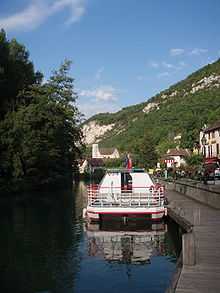 Péniche amarrée sur le canal de Savières à Chanaz