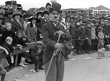 Capture d'écran montrant Charlot devant une foule d'enfants.