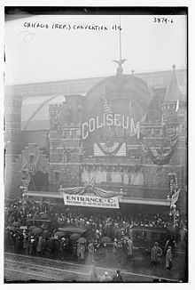 Photo noir et blanc de la foule à une entrée du coliseum un jour pluvieux