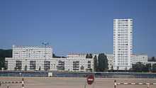 La cité des Ailes depuis le parc Omnisports en rive gauche.