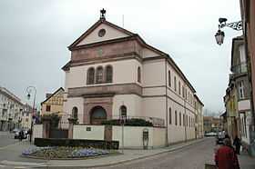 La synagogue, au centre d'une rue.