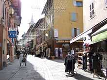 Rue commerçante piétonne à Bourg-Saint-Maurice