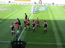 McCaw à l'entraînement au milieu de ses coéquipiers des Crusaders. Il porte un bandeau sur le haut du genou.