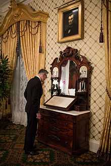 Daniel Day-Lewis debout devant la retranscription du discours de Gettysburg dans la Chambre de Lincoln à la Maison Blanche