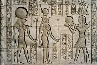 Trajan en costume de pharaon devant Horus et Hathor