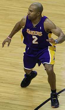 Un joueur seul portant un maillot bleu des Lakers avec le numéro 2