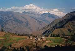 Petit village dans un paysage de haute montagne