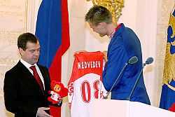 Kirilenko tendant un maillot portant le nom du président russe, Dmitri Medvedev à celui-ci.