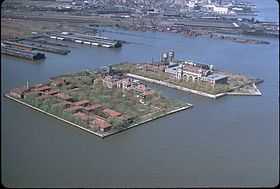 Vue aérienne d'Ellis Island dans l'Upper New York Bay à côté de la statue de la Liberté (non visible), deux symboles de l'immigration vers le nouveau monde et du rêve américain aux  et s.