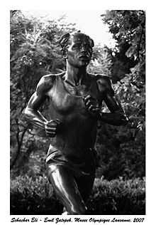 Photographie de la statue d'Emil Zátopek au Musée olympique