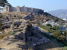 Tour pentagonale du rempart byzantin au premier plan et citadelle turque