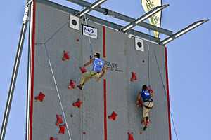 Deux compétiteurs au sommet d'un mur de vitesse