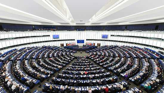 Photo de l'hémicycle du bâtiment Louise-Weiss du Parlement européen à Strasbourg, lors d'une séance plénière en 2014, fichier labellisé.