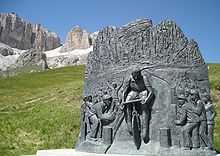 Monument en hommage à Coppi au col Pordoi par la commune de Canazei