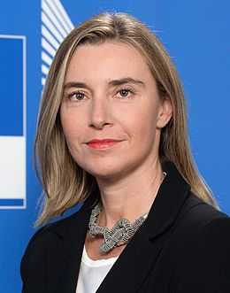 Photo officielle de Federica Mogherini sur fonds bleu.