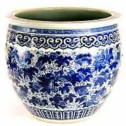 Un grand vase rond en porcelaine au décor bleu et blanc
