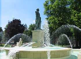 La statue de l'Amiral Bruat avec des jets d'eau.