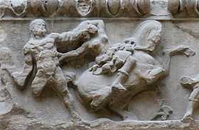 Héraclès combattant les Amazones, détail d'une Amazonomachie de la frise du temple d'Artémis Leucophryène (IIe siècle av. J.-C.) (Musée du Louvre)