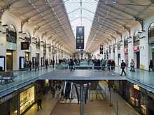 En mars 2012, le hall rénové de la gare accueille dorénavant un espace commercial.